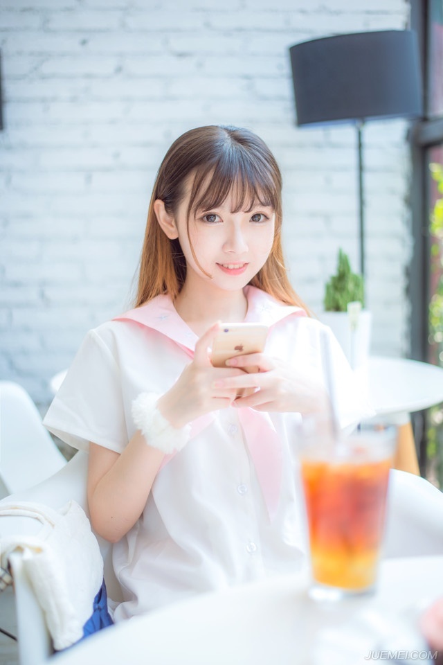 “夫人，有事？”刘璝回头，看着这个曾经名满蜀中的美人，如今却已经成了自己的妻子，成了自己孩子的娘亲，当初不知道羡煞多少蜀中俊杰，每每想到这里，刘璝就一阵自豪。